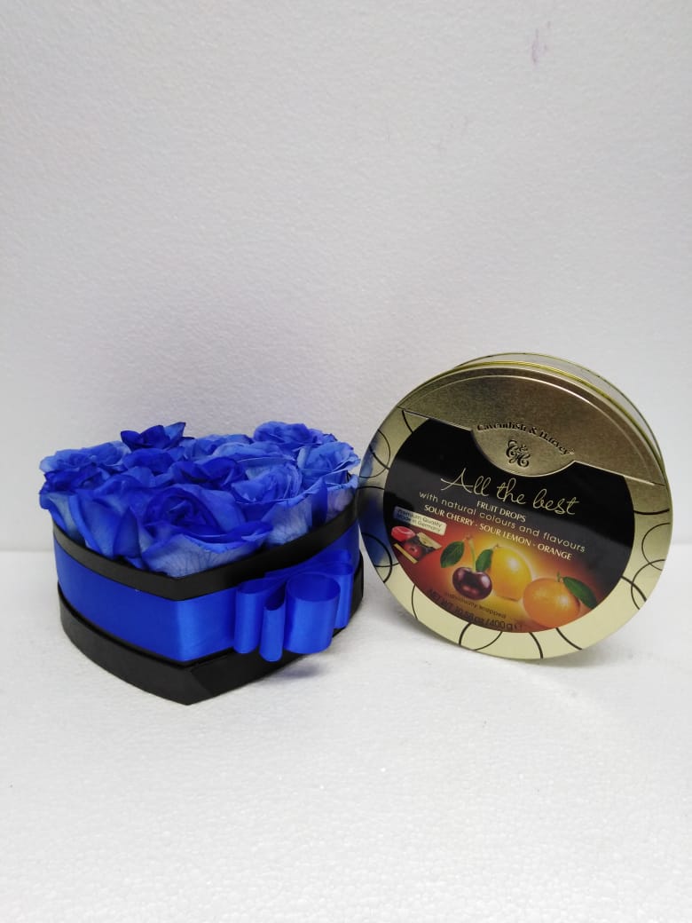 12 Rosas Azules en Caja Corazn mas Caramelos 175 Grs 